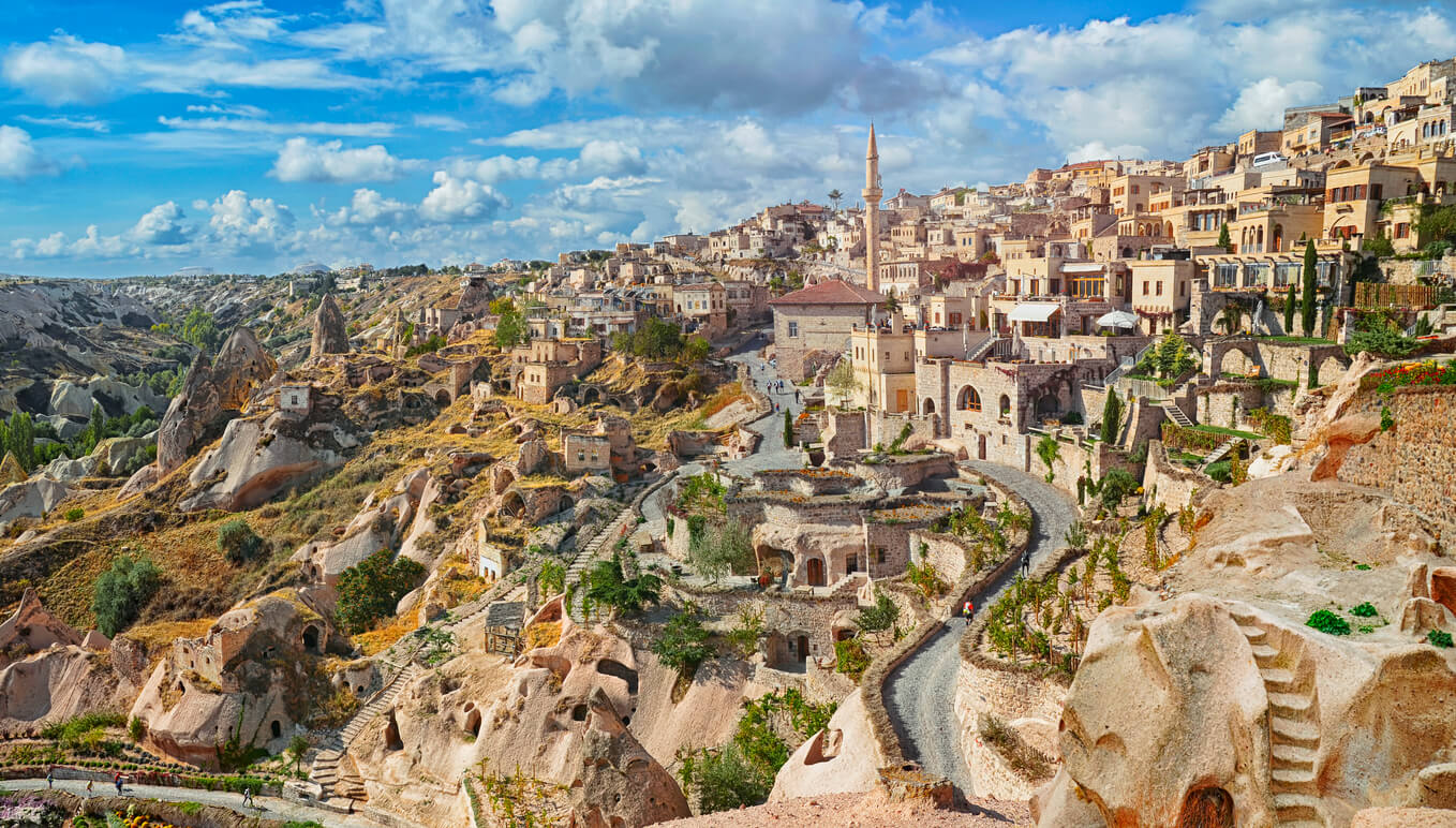 Cappadoce : Ancienne ville troglodyte de Nevsehir et château d’Uchisar en Cappadoce