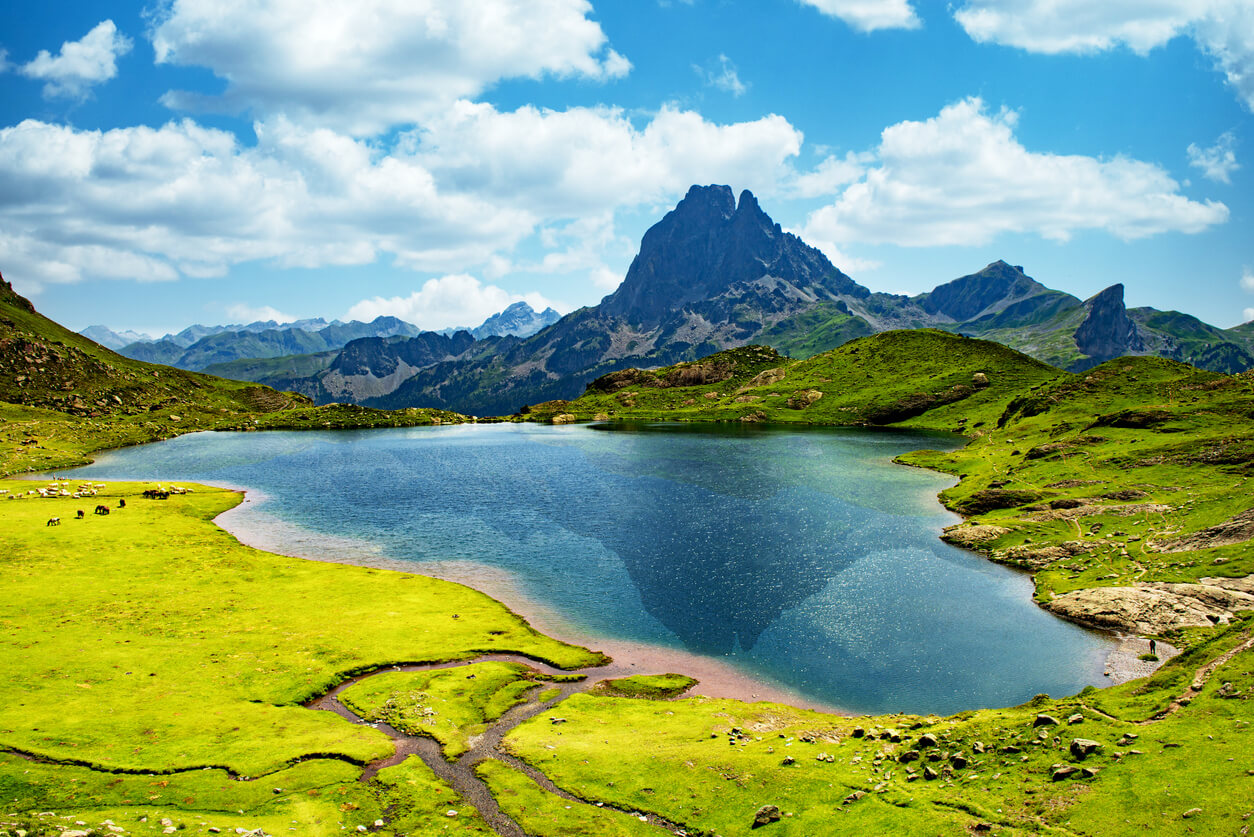 Franse Pyreneeën: Vue sur le Pic du Midi d’Ossau dans les Pyrénées Franse Pyreneeën: Vue sur le Pic du Midi d’Ossau dans les Pyrénées