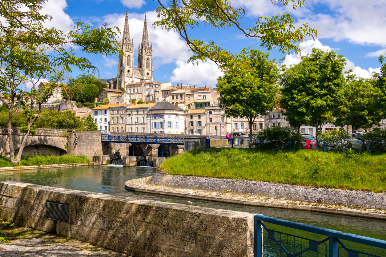Niort (Deux-Sèvres) : Vue de Niort depuis le quai de Sèvre Niortaise