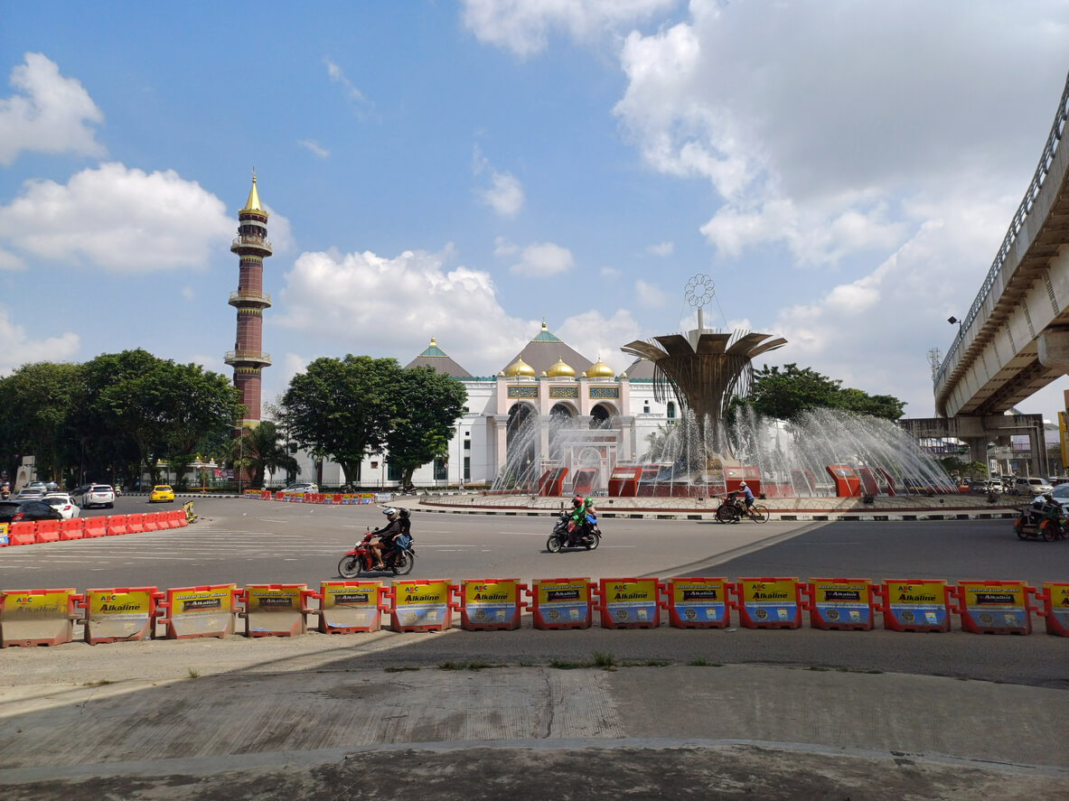 Palembang : Place de la fontaine de Palembang avec la grande mosquée